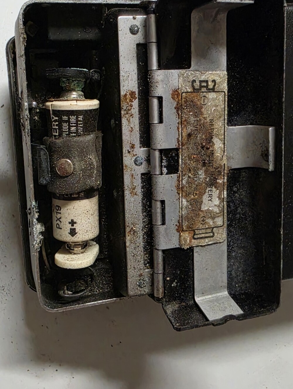 Vintage Polaroid Automatic 100 Land Camera Carry Case, Flash, Etc. NOT TESTED! - Picture 7 of 10